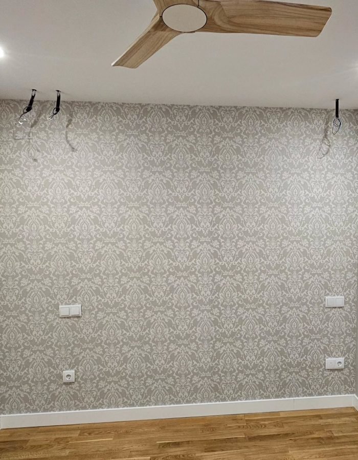 Habitaciones principal a dos colores, con papel pintado en cabecero